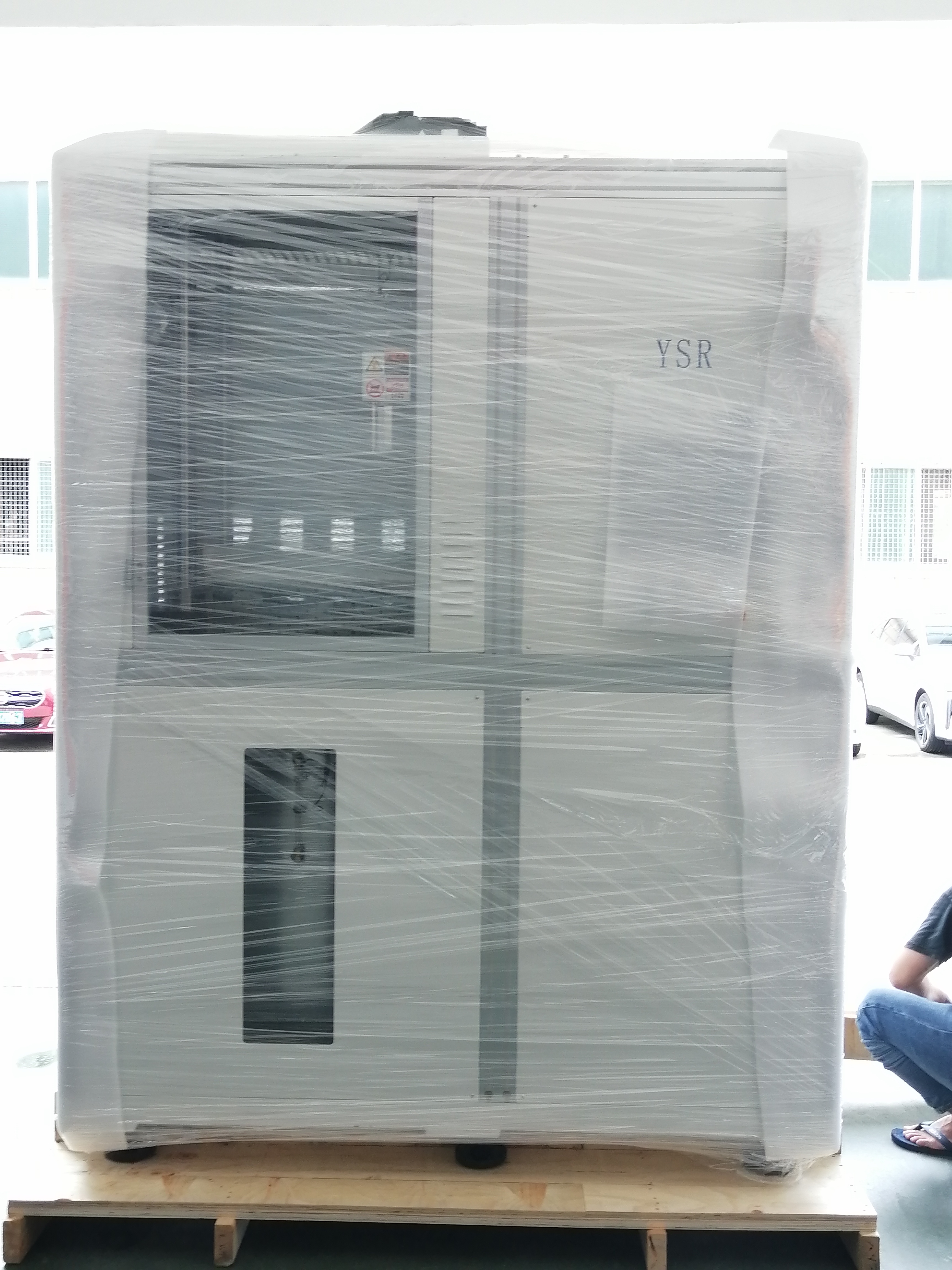 A remessa da máquina de imprensa isostática automática foi concluída.